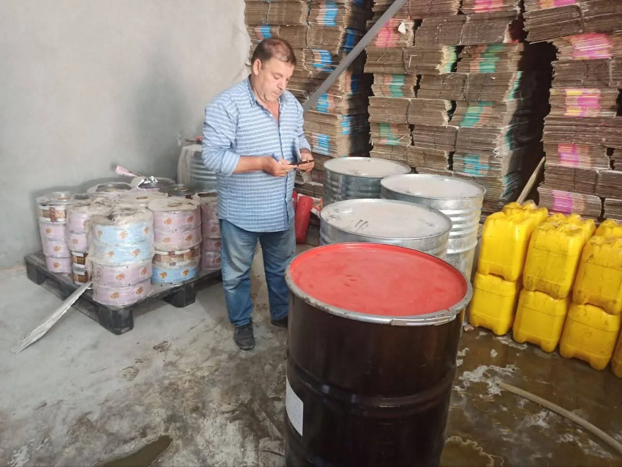استيلاء على 35 طنًا من المواد الكيميائية و200 عبوة من حلوى الأطفال مجهولة المصدر في بلبيس