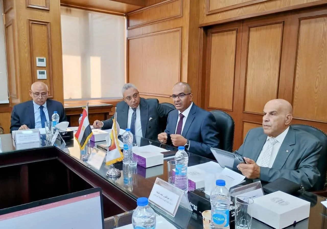 نائب وزير الإسكان يجتمع مع اللجنة العليا للتنسيق لمراجعة أكواد مياه الشرب