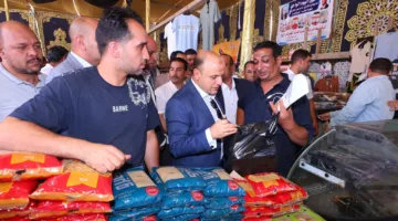 في إطار جولاته الميدانية، محافظ كفر الشيخ يزور سوق “اليوم الواحد” في الحامول لتوفير السلع.