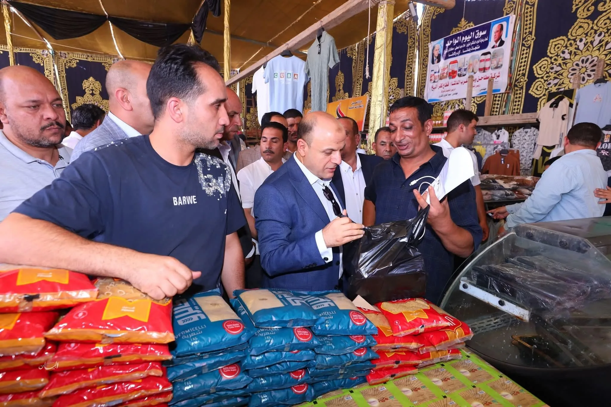 في إطار جولاته الميدانية، محافظ كفر الشيخ يزور سوق “اليوم الواحد” في الحامول لتوفير السلع. في إطار جولاته الميدانية، محافظ كفر الشيخ يزور سوق “اليوم الواحد” في الحامول لتوفير السلع.