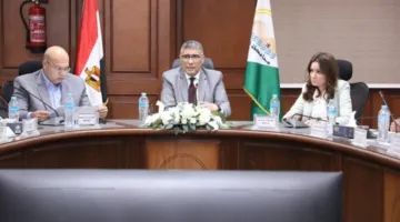 محافظ الجيزة يناقش مع وزارة الكهرباء سُبل دعم وتمويل نظام جمع النفايات من المنازل