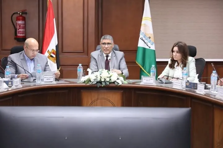 محافظ الجيزة يناقش مع وزارة الكهرباء سُبل دعم وتمويل نظام جمع النفايات من المنازل محافظ الجيزة يناقش مع وزارة الكهرباء سُبل دعم وتمويل نظام جمع النفايات من المنازل
