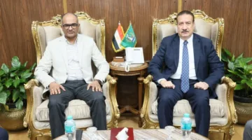 رئيس الوزراء يرحب برئيس مجلس الدولة الصيني في مطار القاهرة الدولي