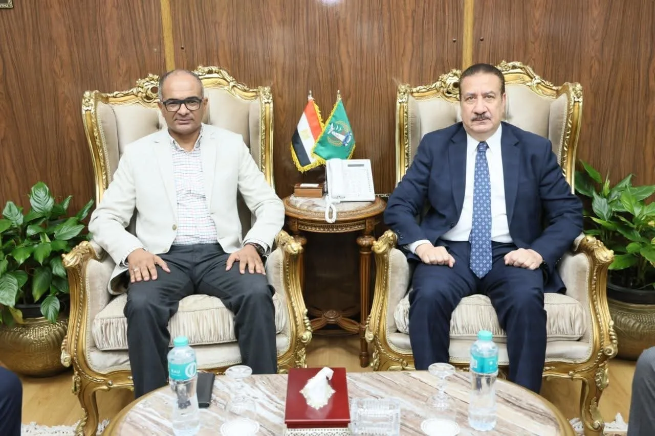 رئيس الوزراء يرحب برئيس مجلس الدولة الصيني في مطار القاهرة الدولي رئيس الوزراء يرحب برئيس مجلس الدولة الصيني في مطار القاهرة الدولي