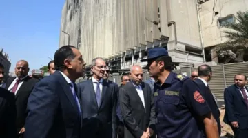 رئيس الوزراء يزور “سنترال رمسيس” ويطلع على تقرير مع وزير الاتصالات