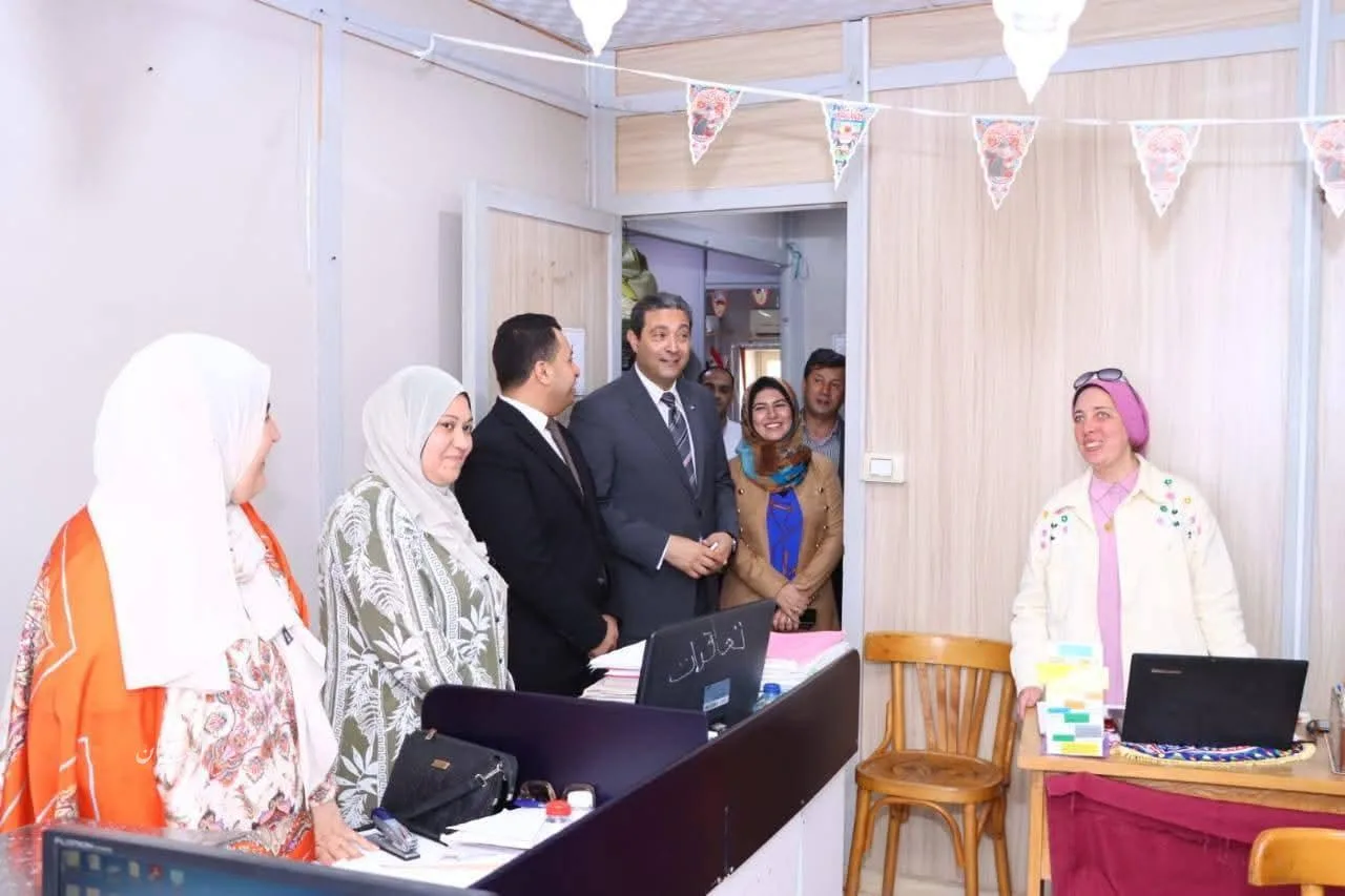محافظ دمياط يقوم بجولة تفقدية للمركز المؤقت لديوان المحافظة لمراقبة تقدم العمل في الإدارات والأقسام. محافظ دمياط يقوم بجولة تفقدية للمركز المؤقت لديوان المحافظة لمراقبة تقدم العمل في الإدارات والأقسام.