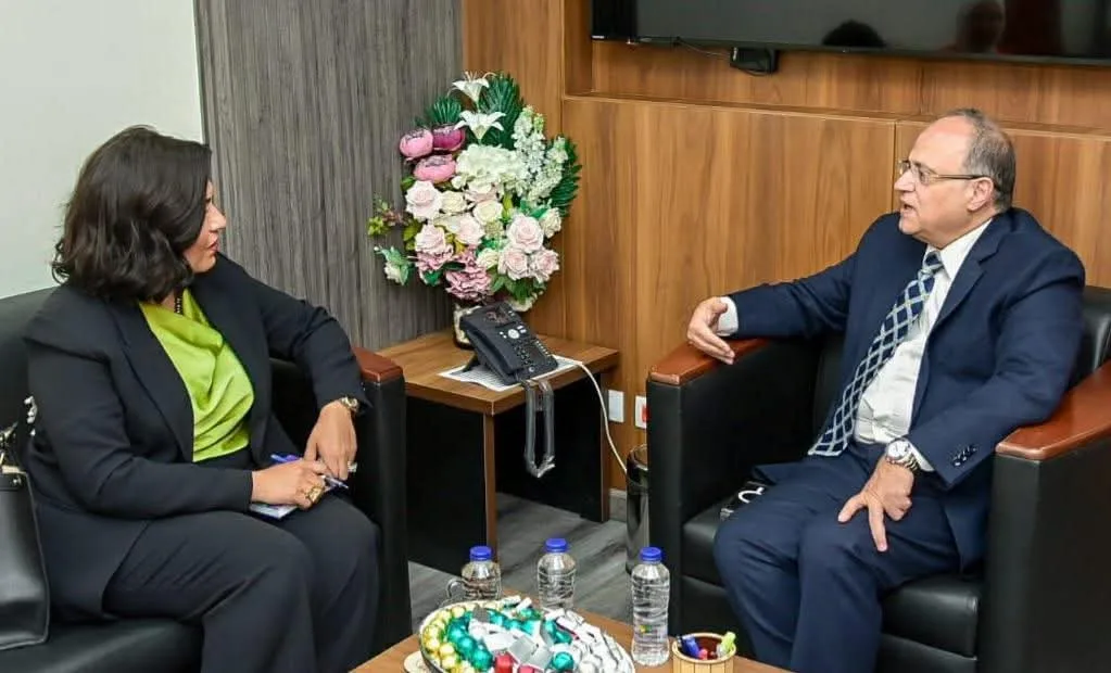 رئيس هيئة الدواء المصرية يلتقي السفيرة المصرية في زيمبابوي لمناقشة التعاون في القطاع الدوائي الإفريقي رئيس هيئة الدواء المصرية يلتقي السفيرة المصرية في زيمبابوي لمناقشة التعاون في القطاع الدوائي الإفريقي