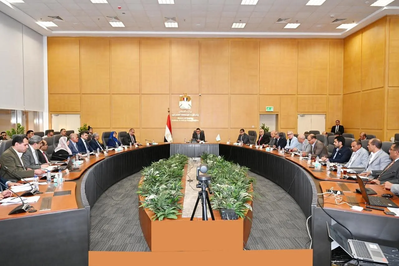 وزير الإسكان يجتمع بشكل دوري لمراجعة مشروعات الإسكان في المحافظات وزير الإسكان يجتمع بشكل دوري لمراجعة مشروعات الإسكان في المحافظات