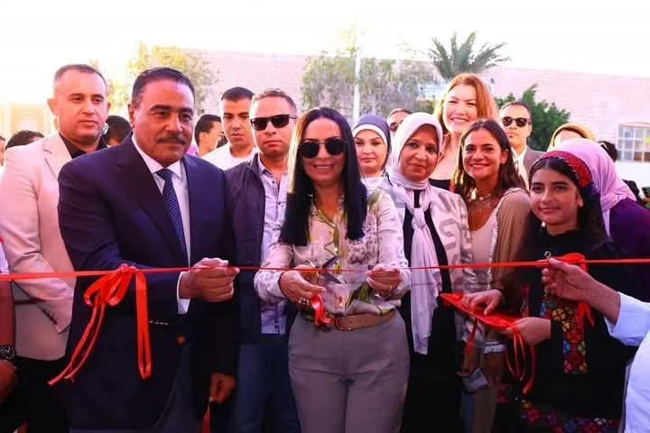 د. مايا مرسي ت inaugurate the “ديارنا للحرف اليدوية والتراثية” exhibition in the North Coast, with the presence of the Matruh Governor.