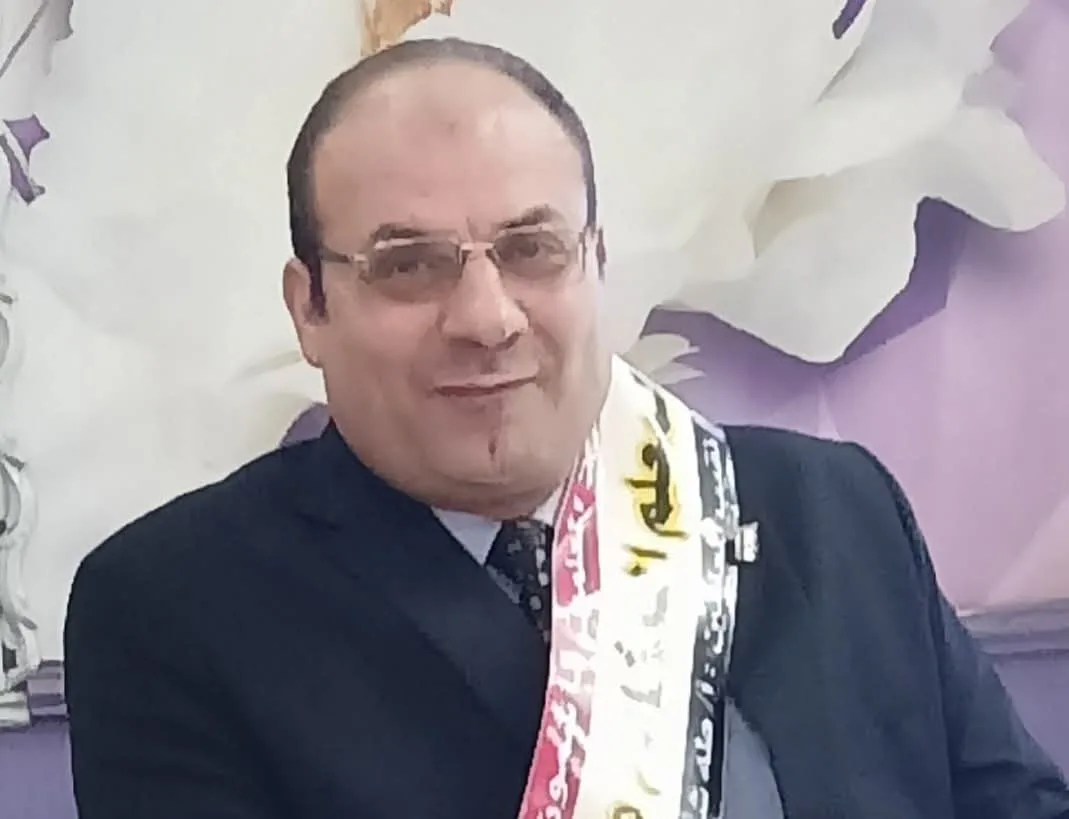 نقاد الفيسبوك وحكماء السراب: عندما يتحول النقد إلى بديل عن العمل نقاد الفيسبوك وحكماء السراب: عندما يتحول النقد إلى بديل عن العمل