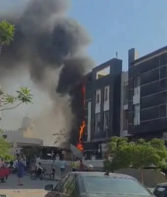 إخماد حريق في مركز تجاري مشهور بالشيخ زايد 6 أكتوبر دون تسجيل إصابات إخماد حريق في مركز تجاري مشهور بالشيخ زايد 6 أكتوبر دون تسجيل إصابات