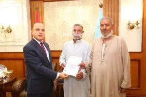 محافظ كفر الشيخ يوزع 12 عقدًا لتقنين أراضي أملاك الدولة على المواطنين المستفيدين