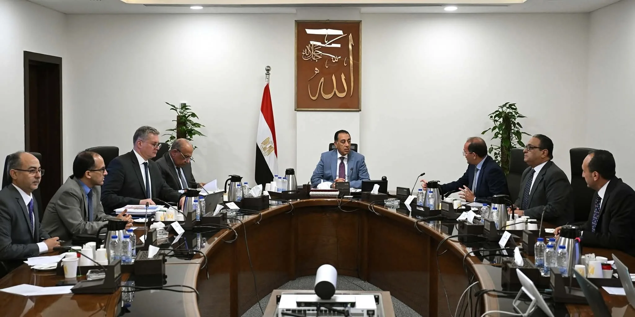مدبولي يراقب خطوات تأمين الاعتمادات المالية اللازمة لشراء المواد البترولية لتشغيل محطات الكهرباء