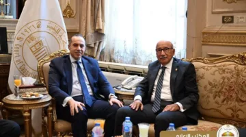 وزير الشؤون النيابية يزور المستشار رئيس محكمة النقض ورئيس مجلس القضاء الأعلى لتقديم التهاني بمناسبة توليه المنصب.