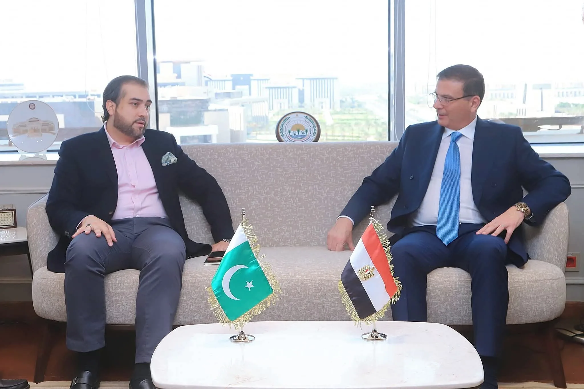 وزير الزراعة يناقش مع نظيره الباكستاني في إقليم بنجاب تعزيز التعاون وتبادل الخبرات في القطاع الزراعي وزير الزراعة يناقش مع نظيره الباكستاني في إقليم بنجاب تعزيز التعاون وتبادل الخبرات في القطاع الزراعي