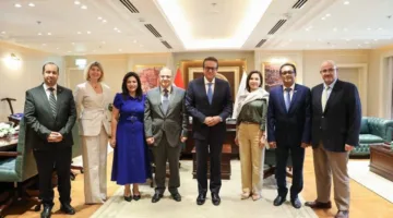 وزير الصحة يلتقي وفد منظمة الصحة العالمية للتحضير لتجديد الاعتماد الدولي للهيئة المصرية للدواء.