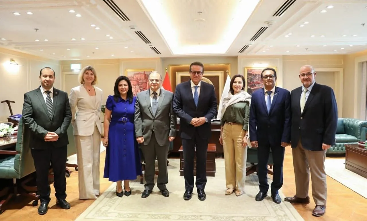 وزير الصحة يلتقي وفد منظمة الصحة العالمية للتحضير لتجديد الاعتماد الدولي للهيئة المصرية للدواء. وزير الصحة يلتقي وفد منظمة الصحة العالمية للتحضير لتجديد الاعتماد الدولي للهيئة المصرية للدواء.