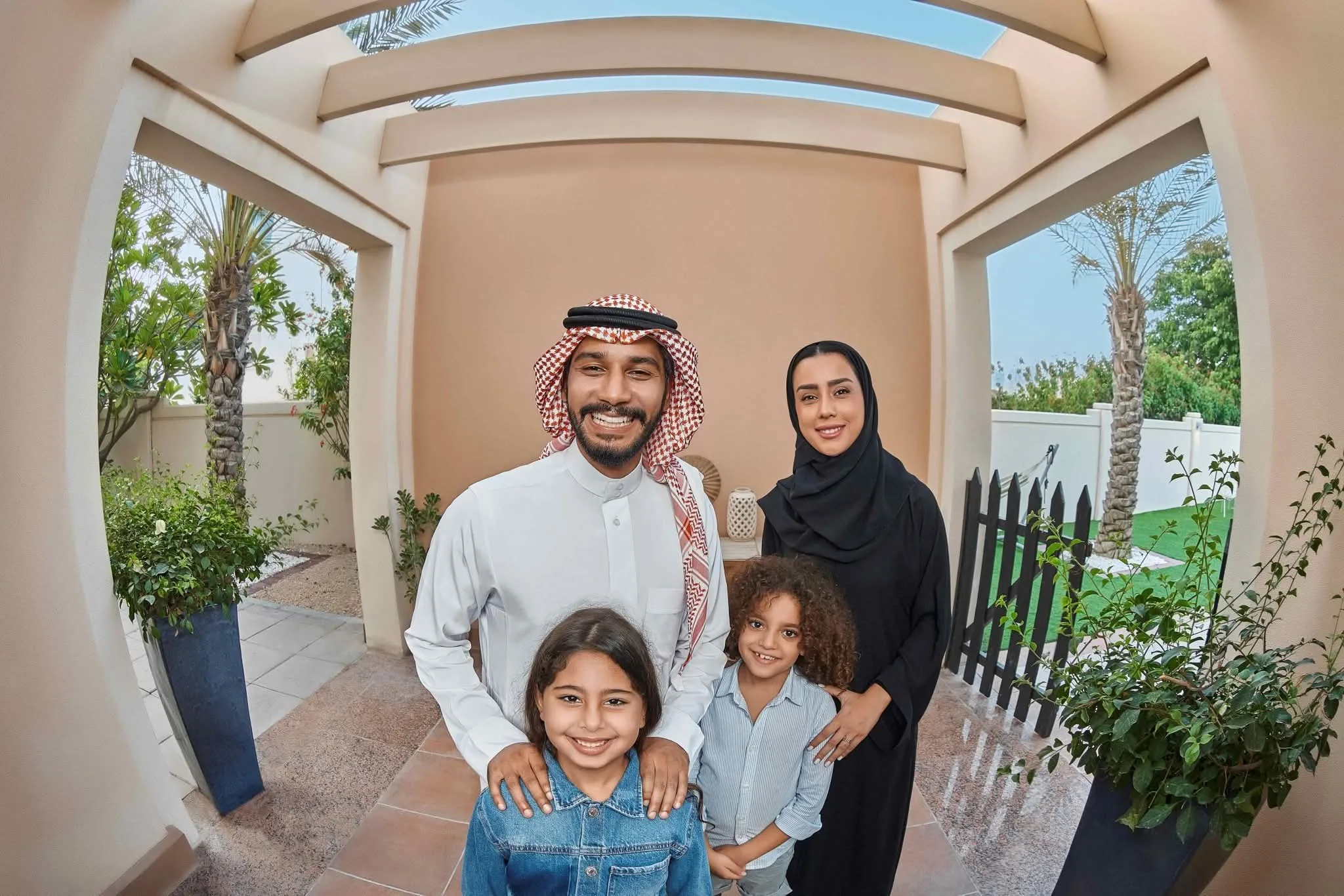 بحث جديد يُظهر أن السعوديين يُشعرون بالاطمئنان عند متابعة منازلهم عن بُعد