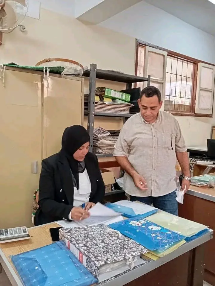مدير إدارة التعليم بأسوان يراقب سير العمل ويشارك في تدريب معلمي اللغة العربية
