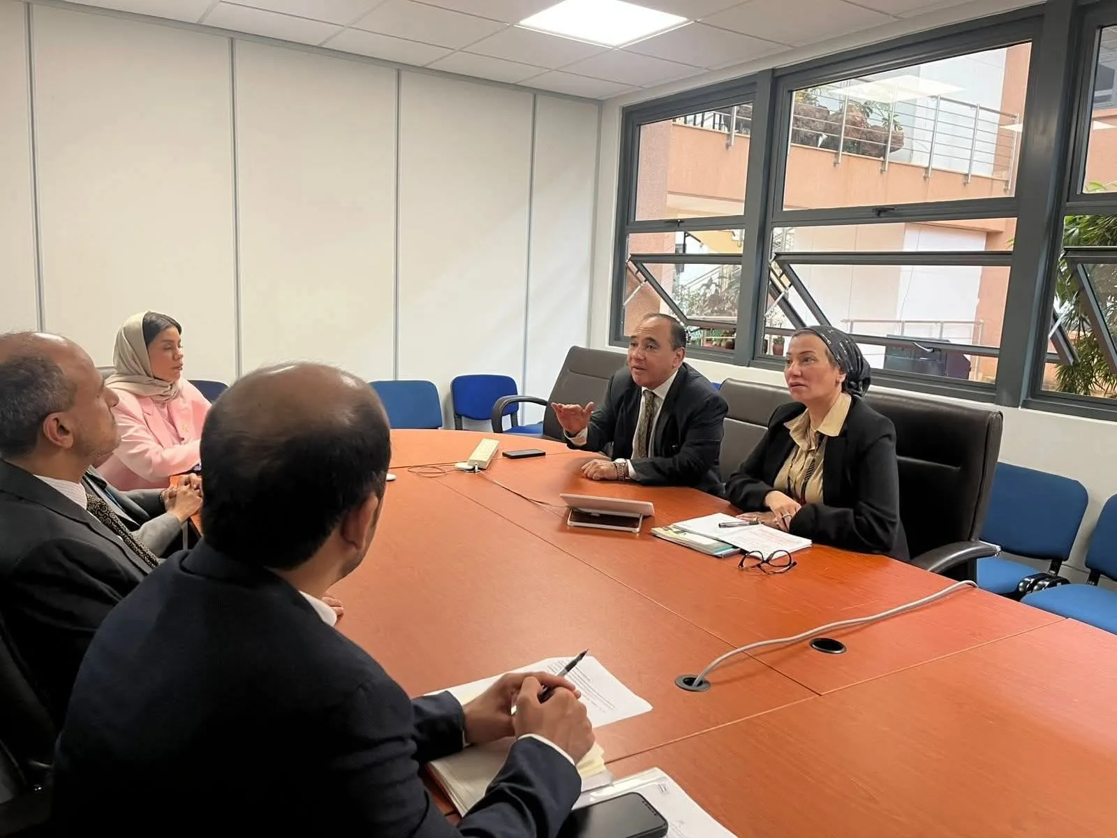 وزيرة البيئة تُجري محادثات ثنائية مع نظيرتها العمانية لتعزيز التعاون بين البلدين. وزيرة البيئة تُجري محادثات ثنائية مع نظيرتها العمانية لتعزيز التعاون بين البلدين.