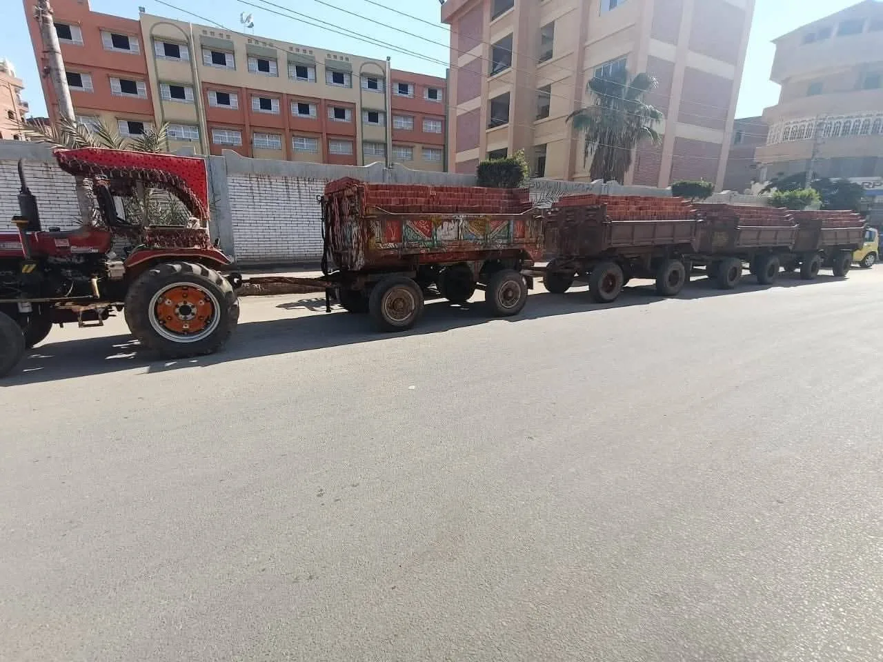 إيقاف جرار غير قانوني يحمل 4 مقطورات محملة بـ 15 ألف طوبة في بيلا بكفر الشيخ إيقاف جرار غير قانوني يحمل 4 مقطورات محملة بـ 15 ألف طوبة في بيلا بكفر الشيخ