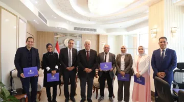 عاشور يقدّم التكريم للفريق الإعلامي بالوزارة اعترافًا بمساهماتهم في تحسين نظام الإعلام الرقمي.
