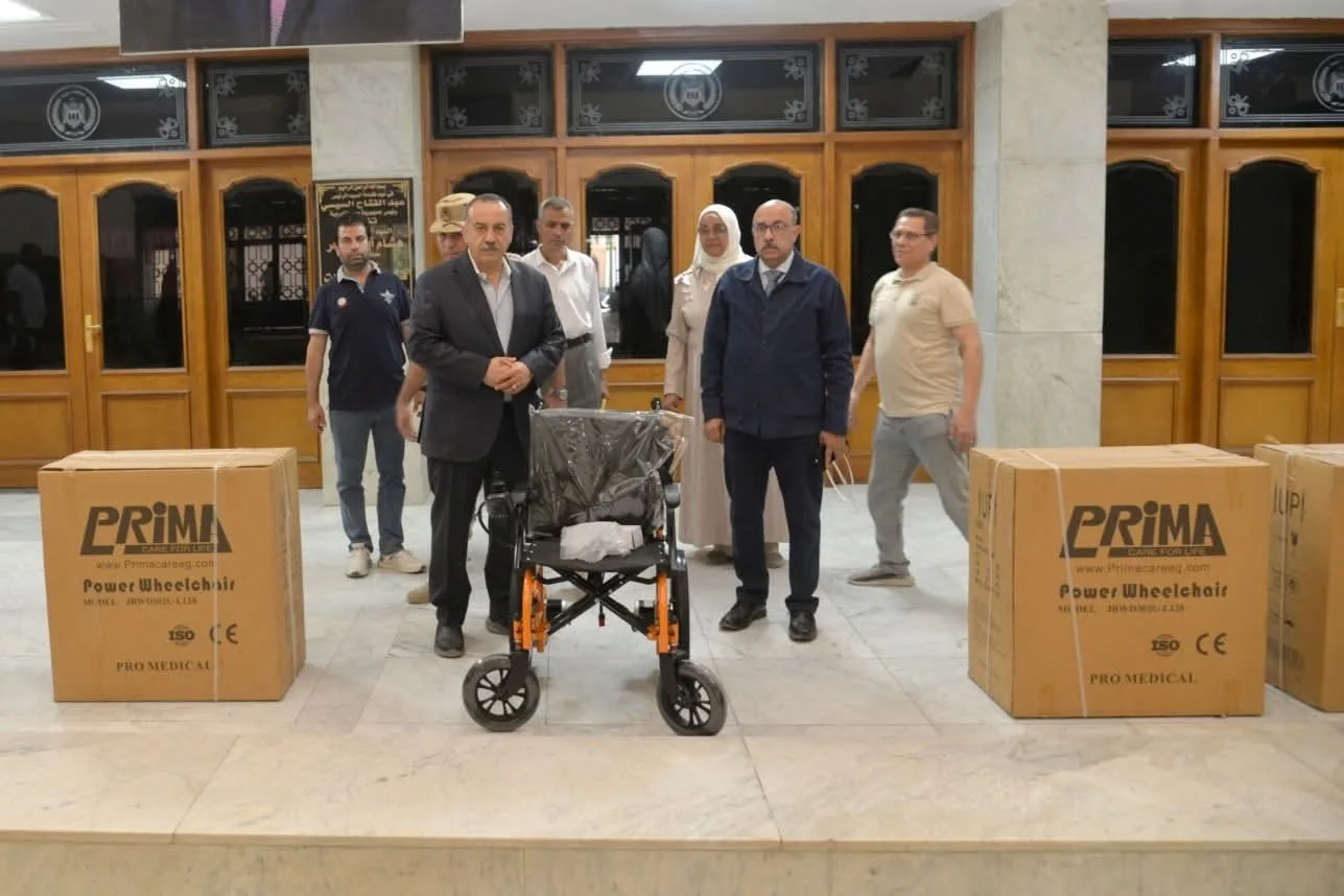محافظ أسيوط يزود المستشفيات الحكومية بكراسي كهربائية متحركة لخدمة المرضى وذوي الاحتياجات الخاصة