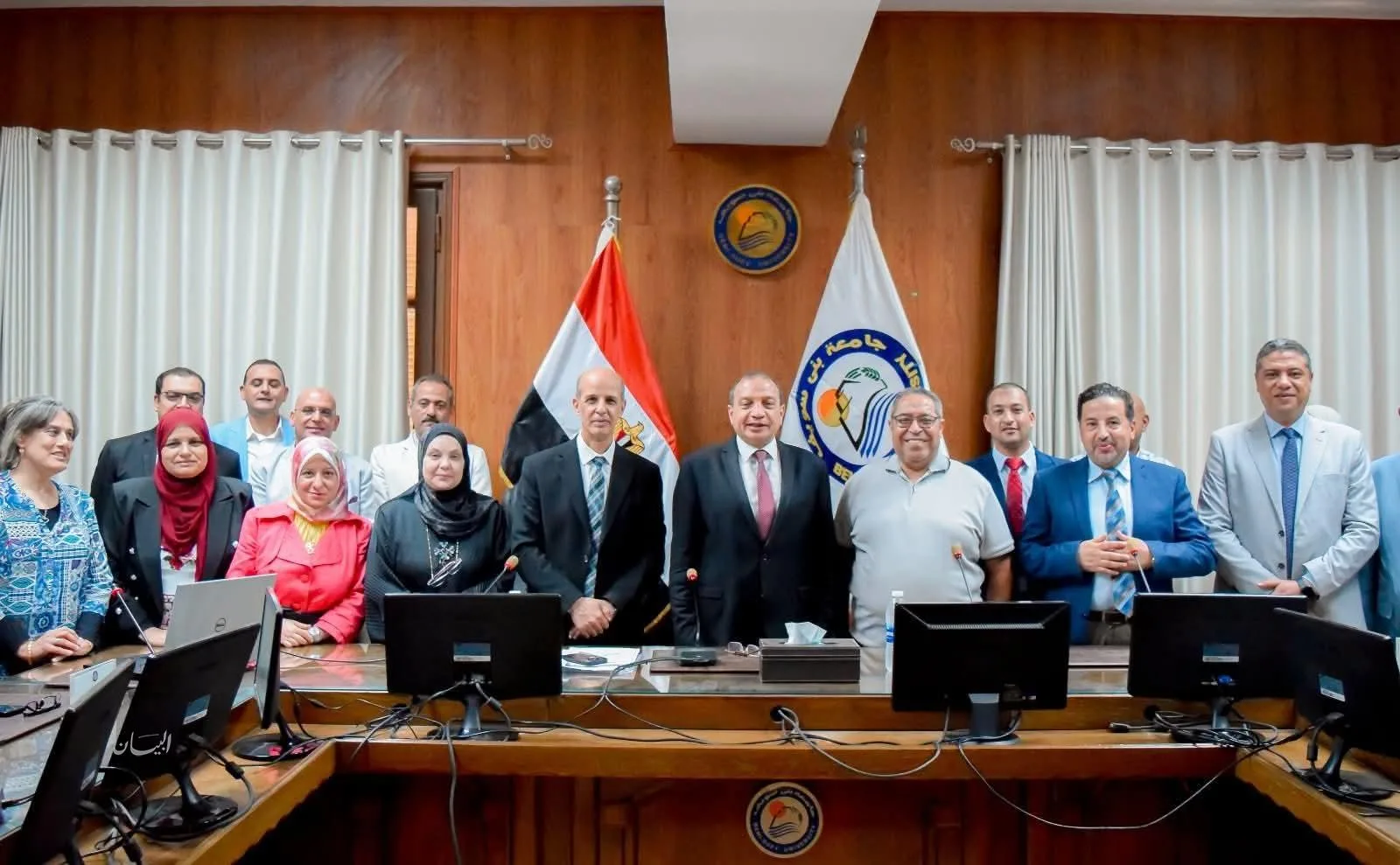 مجلس الدراسات العليا والبحوث يكرم الدكتور منصور حسن اعترافًا بجهوده في تحسين الجامعة.