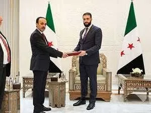 الشرع يستلم التقرير النهائي المعني بالكشف عن أحداث الساحل السوري في الأول من مارس الماضي.