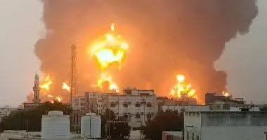 غارات إسرائيلية تستهدف ميناء الحديدة باليمن اليوم الإثنين