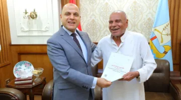 محافظ كفر الشيخ يوزع 10 عقود لتقنين أراضي الدولة على المواطنين المستفيدين