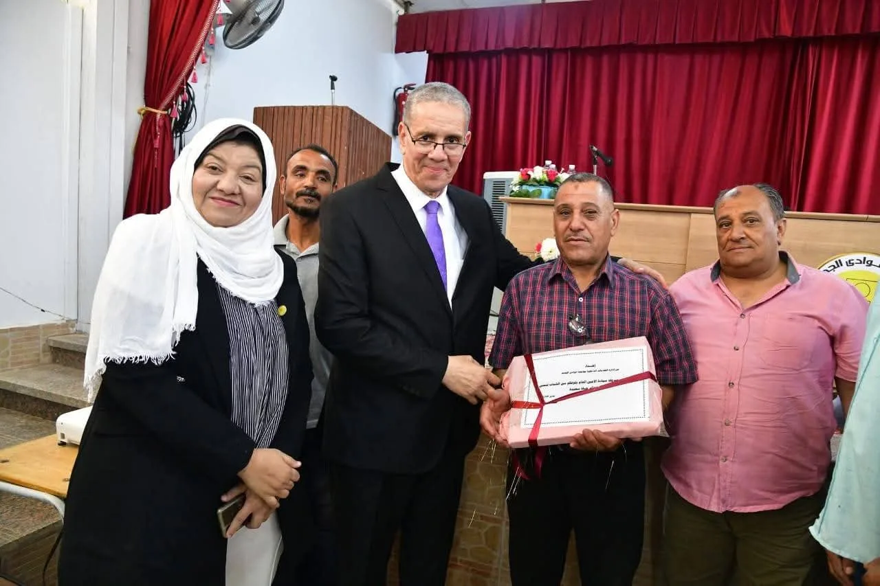جامعة الوادي الجديد ت homenajes أمين عام الجامعة بمناسبة بلوغه سن التقاعد القانونية جامعة الوادي الجديد ت homenajes أمين عام الجامعة بمناسبة بلوغه سن التقاعد القانونية