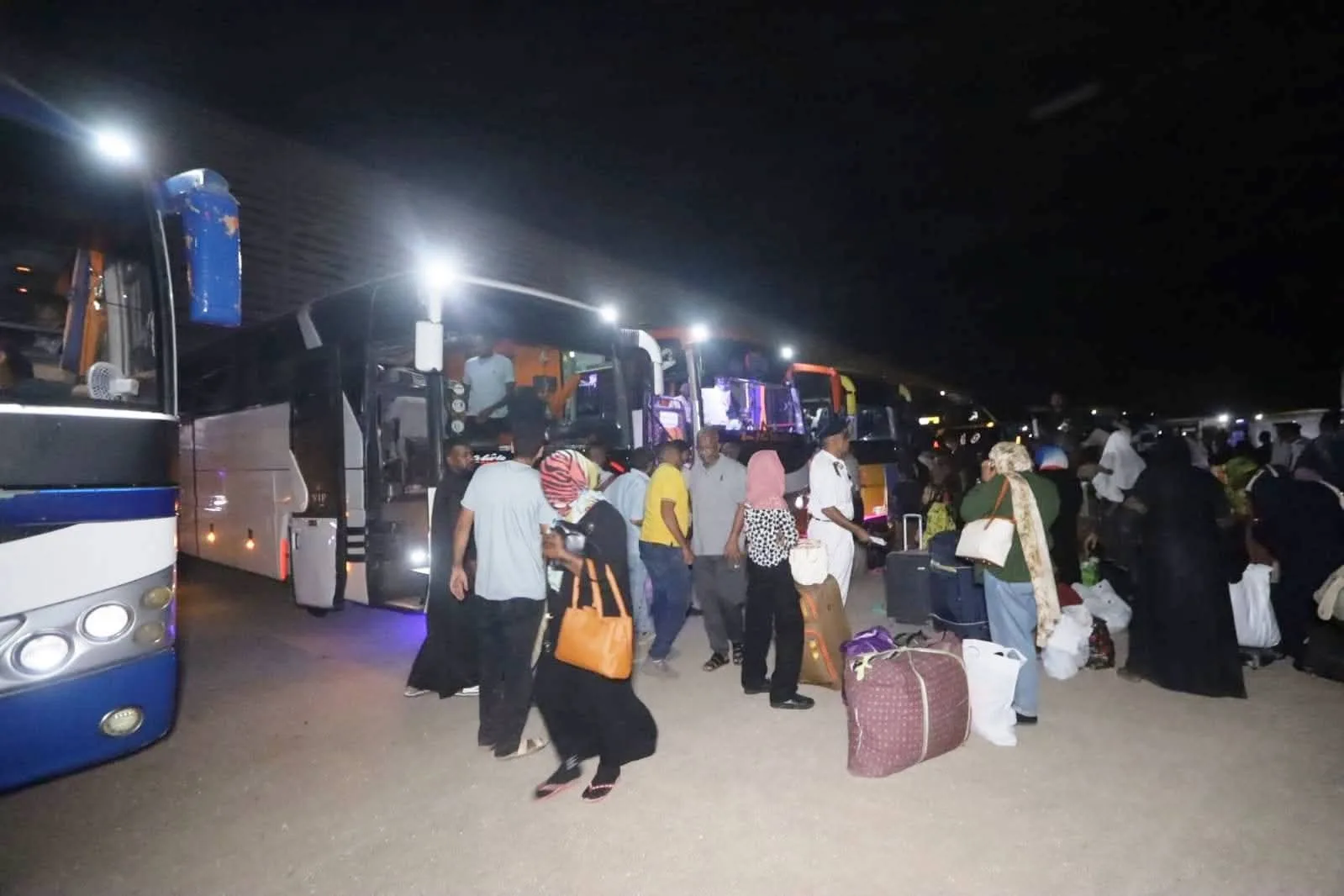 محافظ أسوان يتابع تسهيل عودة الإخوة السودانيين إلى وطنهم عبر معبر قسطل البري