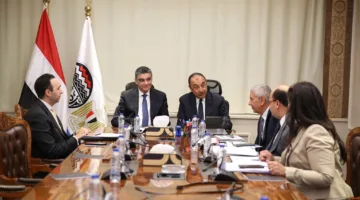 وزير قطاع الأعمال ورئيس هيئة الشراء يستعرضان سبل التعاون في مجال الأدوية