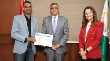 محافظ الجيزة يكرم 7 موظفين حصلوا على درجات أكاديمية متقدمة