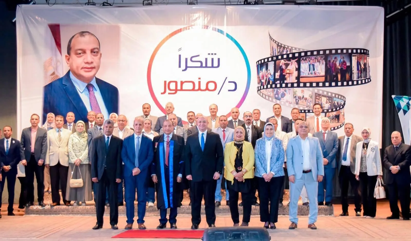 محافظ بني سويف وقيادات المحافظة يكرمون الدكتور منصور حسن تقديراً لجهوده في إدارة الجامعة