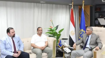 محافظ أسوان يستقبل نائب وزير الصحة لمشروعات التنمية الوطنية