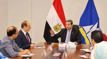 محافظ دمياط يطلع على مجموعة من القضايا العملية في مدينة رأس البر