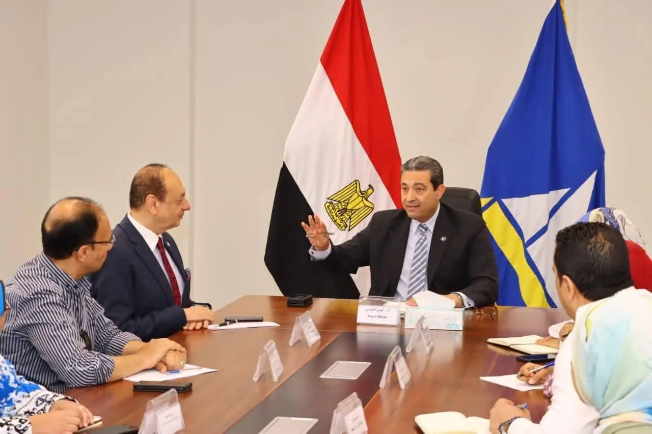 محافظ دمياط يطلع على مجموعة من القضايا العملية في مدينة رأس البر