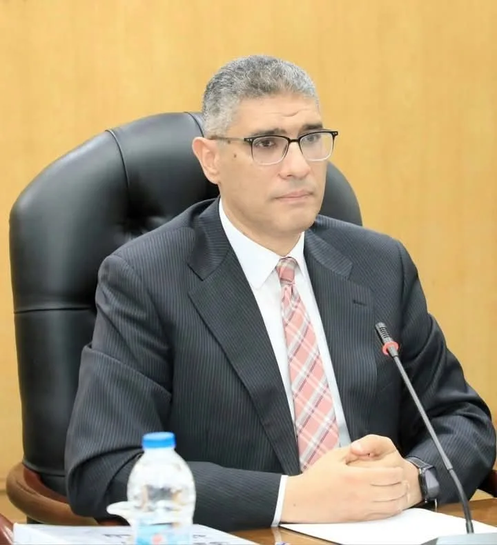 محافظ الجيزة يراقب التحضيرات لانتخابات مجلس الشيوخ في الاجتماع التنفيذي