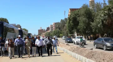 محافظ أسوان يزور موقع أعمال تطوير وتوسيع وتجميل طريق السادات
