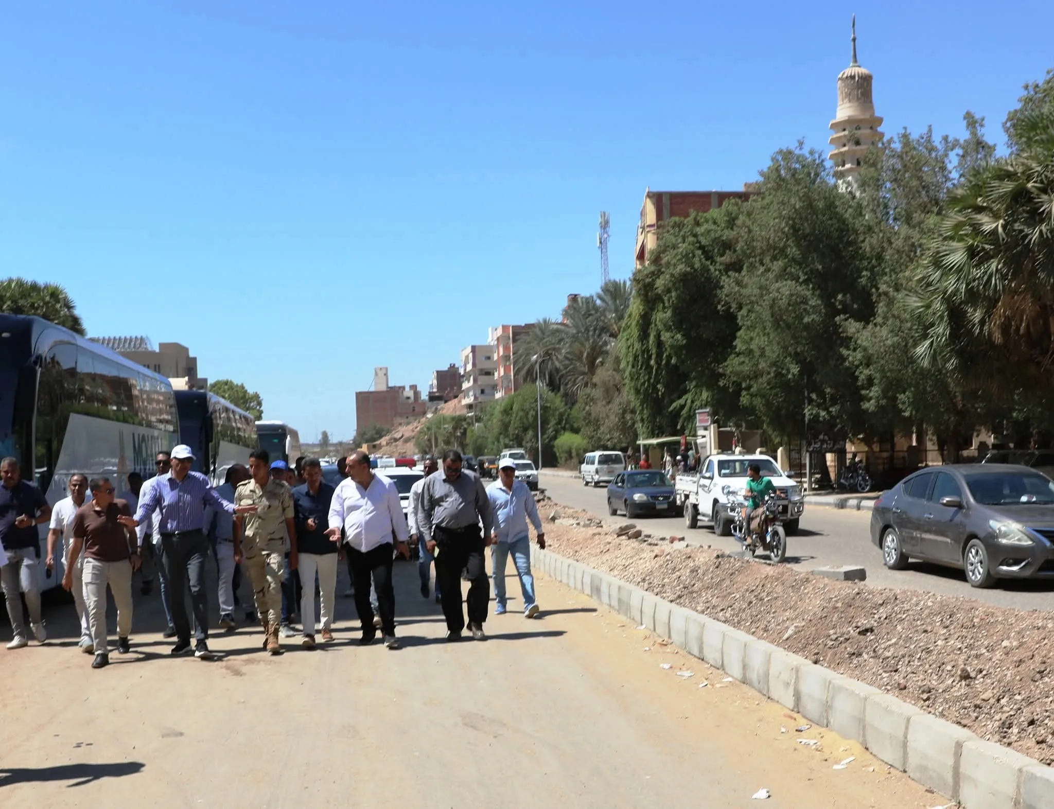 محافظ أسوان يزور موقع أعمال تطوير وتوسيع وتجميل طريق السادات