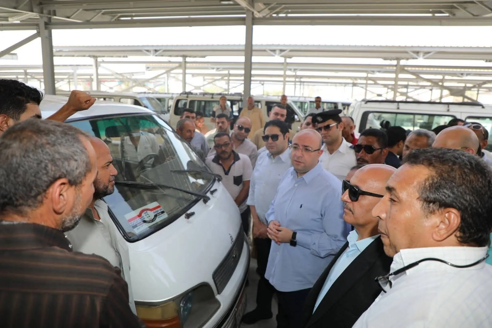 محافظ بني سويف يزور موقف المحافظات تحت محور عدلي منصور