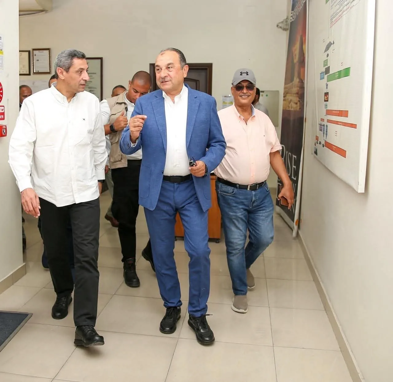 الشيمي يتقابل مع محافظ السويس وعدد من النواب في بداية زيارته للعين السخنة الشيمي يتقابل مع محافظ السويس وعدد من النواب في بداية زيارته للعين السخنة