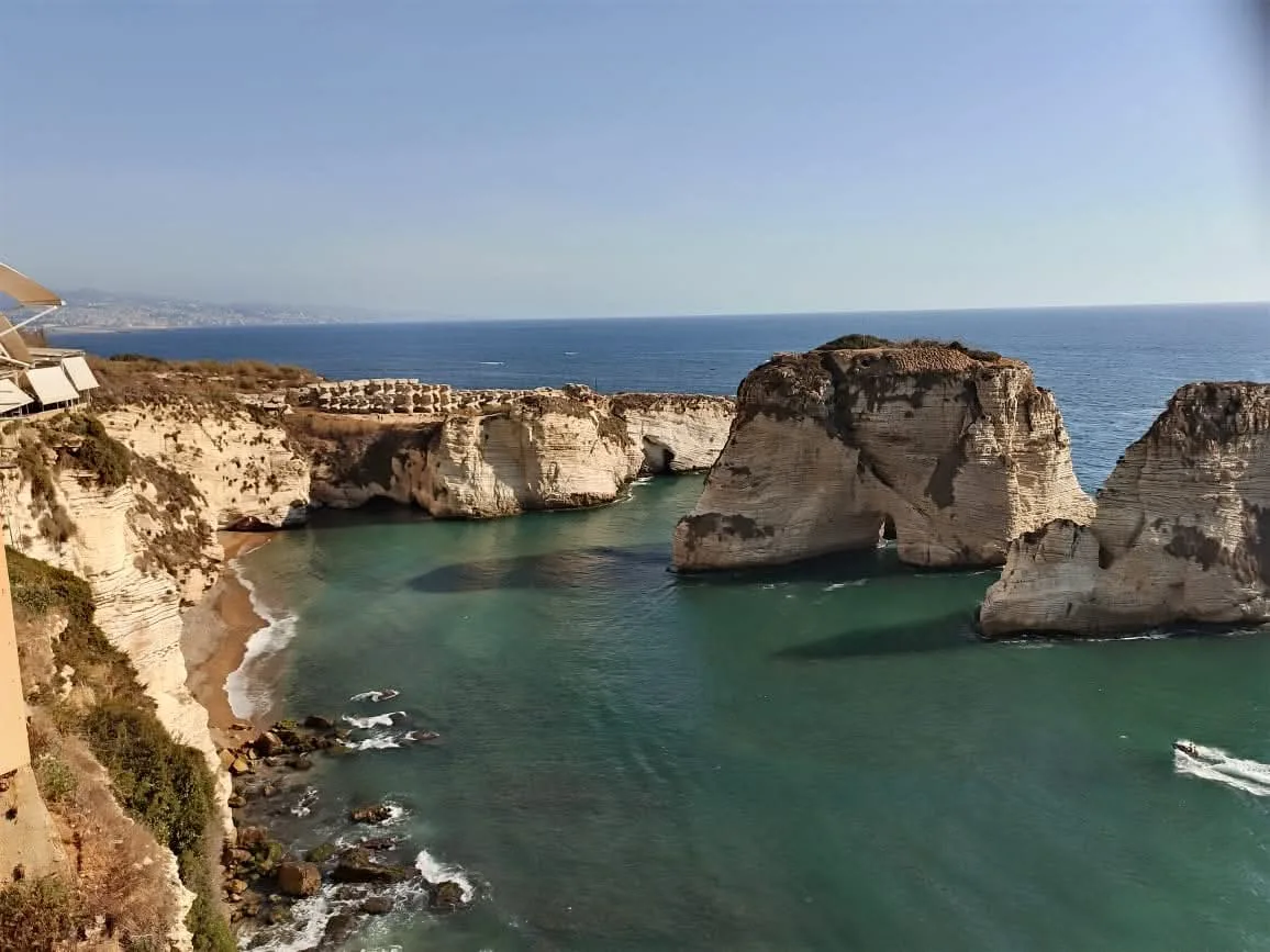 صخرة الروشة.. علامة بارزة لحماية بحر بيروت ومعلم سياحي معروف في لبنان صخرة الروشة.. علامة بارزة لحماية بحر بيروت ومعلم سياحي معروف في لبنان