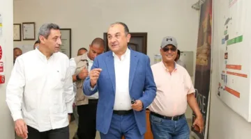 وزير قطاع الأعمال يزور الشركة المصرية بالعين السخنة ويجتمع بمحافظ السويس وعدد من النواب في بداية زيارته.