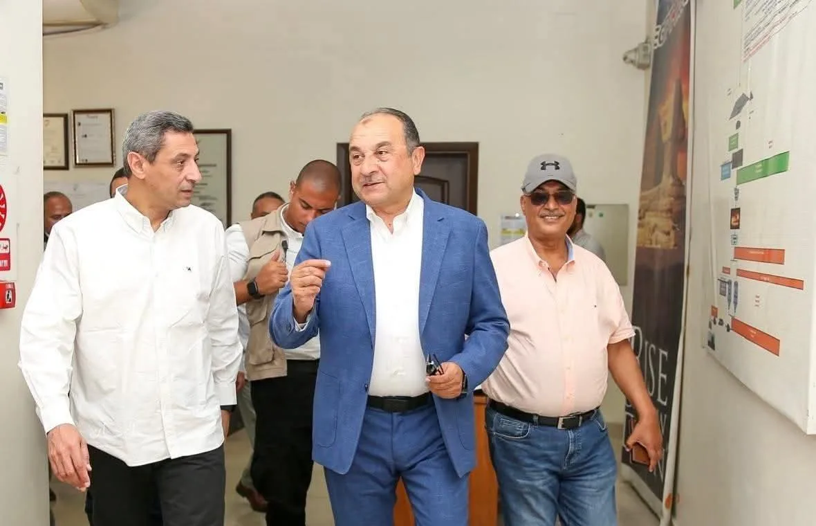 وزير قطاع الأعمال يزور الشركة المصرية بالعين السخنة ويجتمع بمحافظ السويس وعدد من النواب في بداية زيارته.