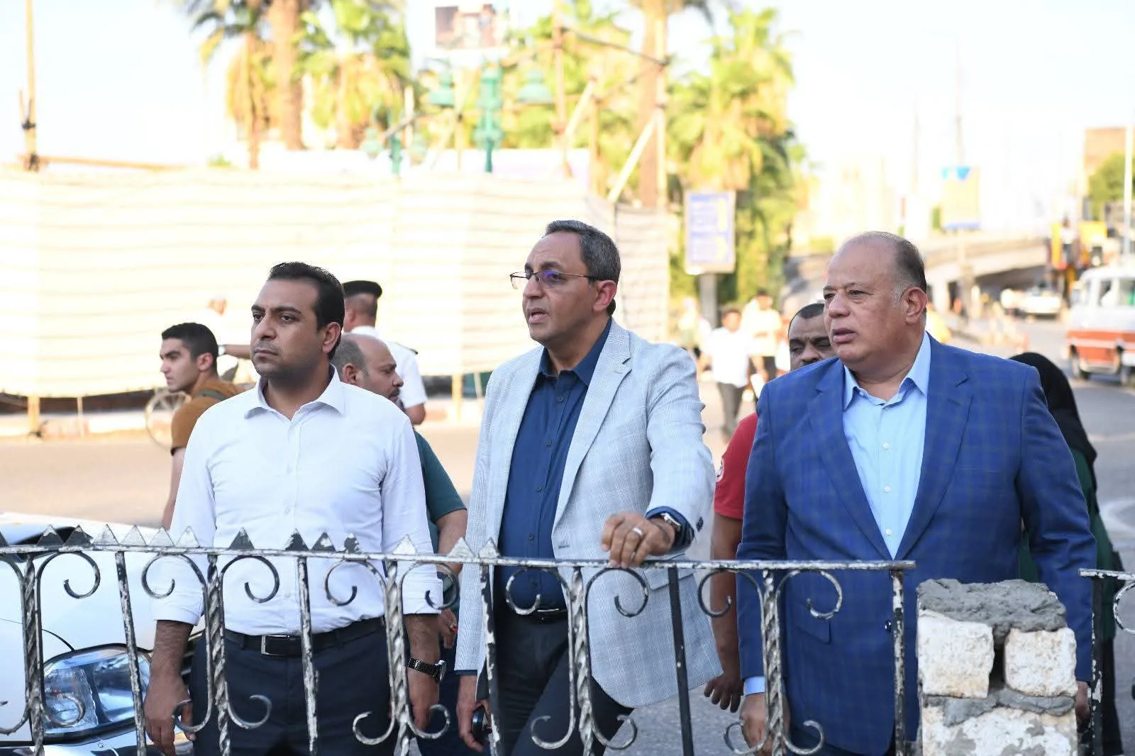 محافظ قنا يقوم بجولة في مشروع تطوير ميدان المحطة ويشدد على الالتزام بالمعايير الجمالية والهندسية. محافظ قنا يقوم بجولة في مشروع تطوير ميدان المحطة ويشدد على الالتزام بالمعايير الجمالية والهندسية.