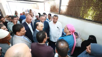 محافظ كفر الشيخ يناقش شكاوى وطلبات المواطنين خلال زيارته لمركز طب وجراحة العين.