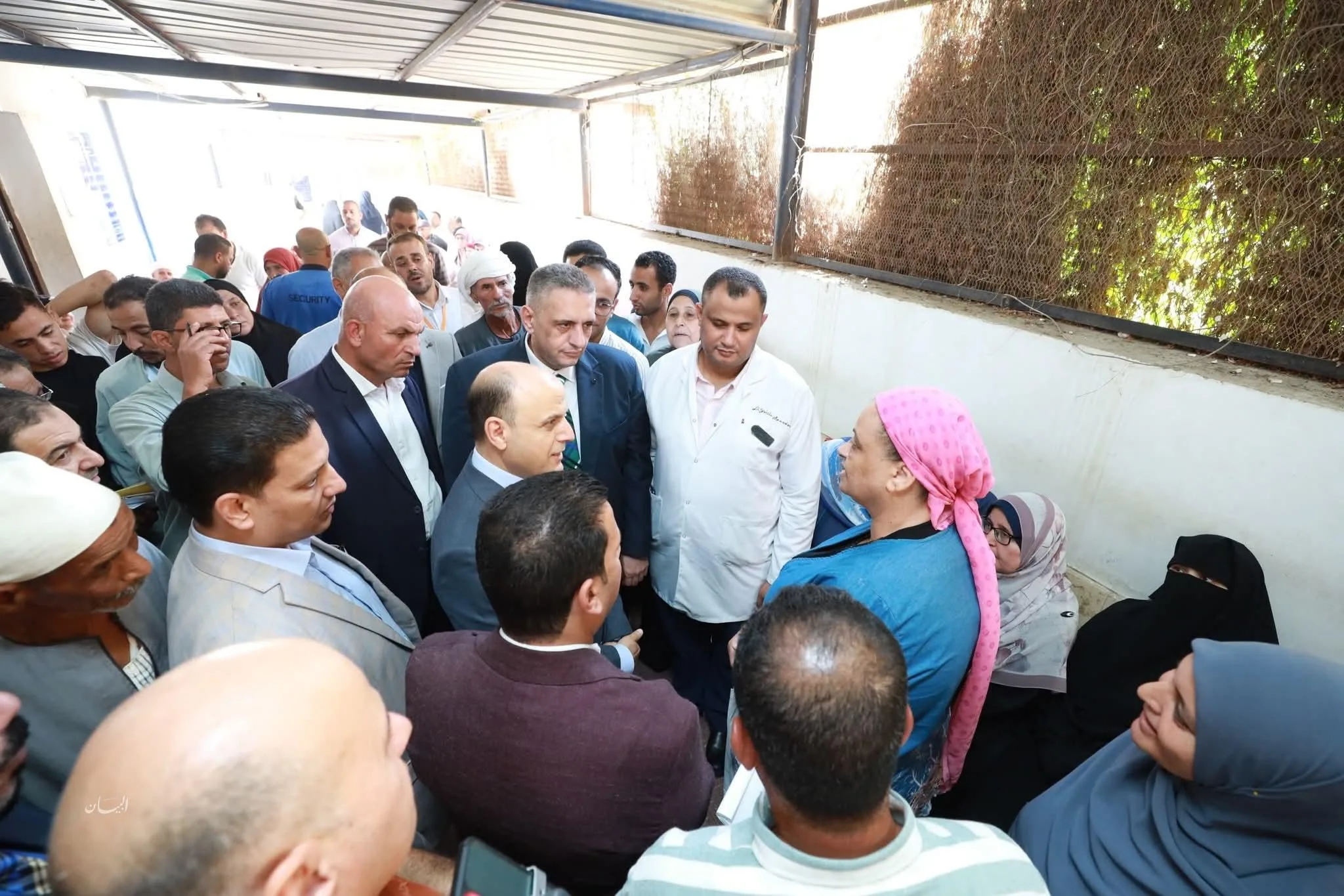 محافظ كفر الشيخ يناقش شكاوى وطلبات المواطنين خلال زيارته لمركز طب وجراحة العين. محافظ كفر الشيخ يناقش شكاوى وطلبات المواطنين خلال زيارته لمركز طب وجراحة العين.
